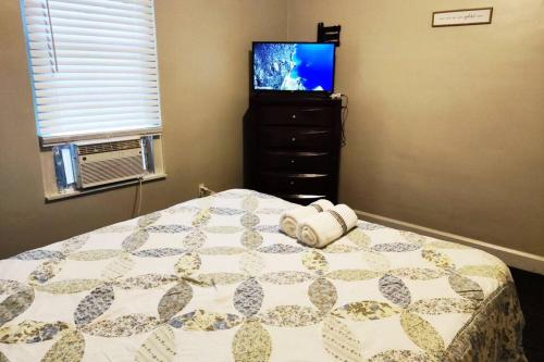 Entire Home/Firm Queen Bed/3 Miles to Downtown Indy