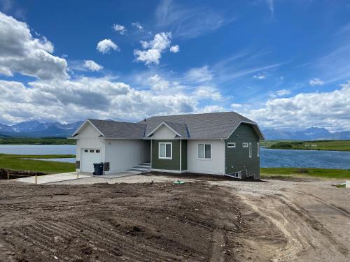 . Thistle Ridge (Lower) New Waterton Lakes Area Waterfront Home