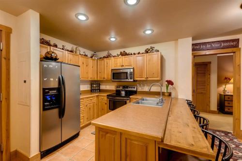 2 Bedroom Colorado Vacation Rental In River Run Village With Pool And Hot Tub Access in Keystone, USA