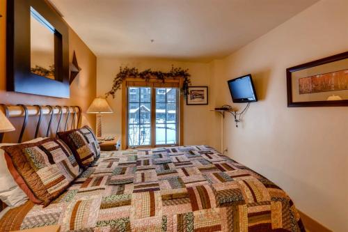 2 Bedroom Colorado Vacation Rental In River Run Village With Pool And Hot Tub Access in Keystone, USA