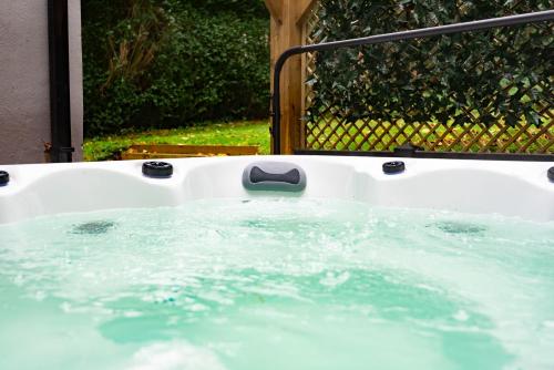 Picture of The Headingley House Leeds - Hot Tub - Sleeps Up To 12 - Ev Charging