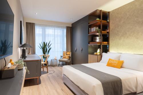 Deluxe Queen Room room in Dash Living on Prat