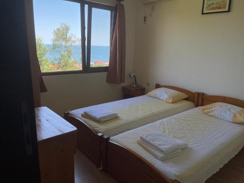 2 twin beds
