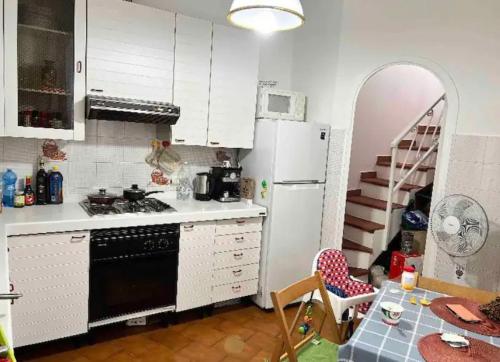 Cheerful Room, Sharing kitchen in a Cosy Family Art House, Ideal for one person or couple 3