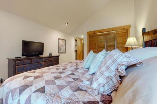 Keystone Ski Tip Town Homes 3 Bedroom Town House Private Garage on Shuttle Route - image 2