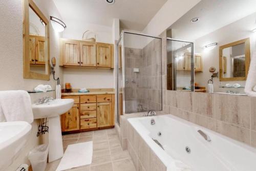 Keystone Ski Tip Town Homes 3 Bedroom Town House Private Garage on Shuttle Route - image 10