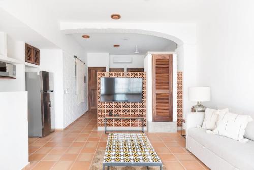 Newly built Modern Studio-2 blocks from ocean & centrally located Welcome to El Gallo Furnished Condos