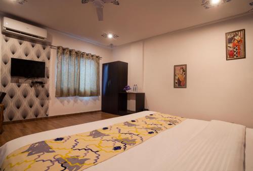 Deluxe Double or Twin Room image 10