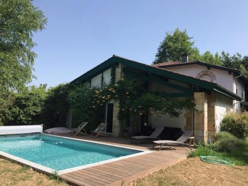 Belle Villa basque avec piscine et jardin de 3000m2 - Location, gîte - Saint-Jean-de-Luz