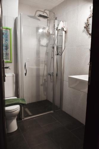 Standard Twin Room image 4