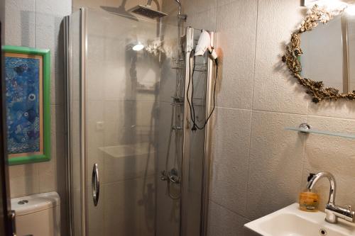 Standard Twin Room image 5