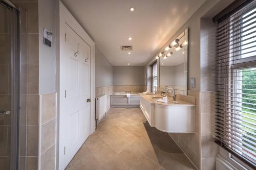 Wivenhoe House Hotel - image 7