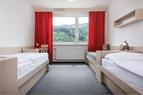 1 queen bed, 4 twin beds