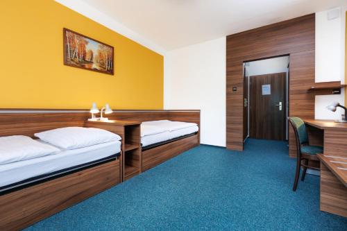2 twin beds