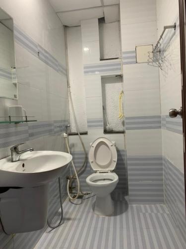 Bathroom, OYO 1165 Gia Bảo Hotel in District 9