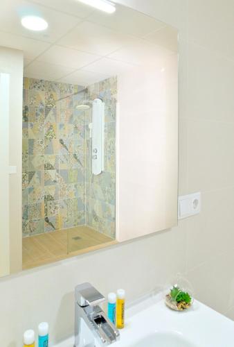 One-Bedroom Apartment image 4