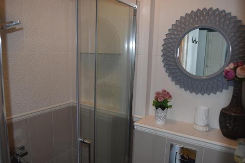 One-Bedroom Apartment image 8