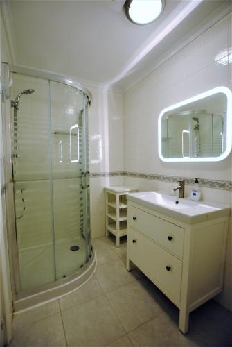 Dona Lola Sandra - Frontline beach house with full sea views within a short drive to Marbella - Costa del sol CS108 - image 5