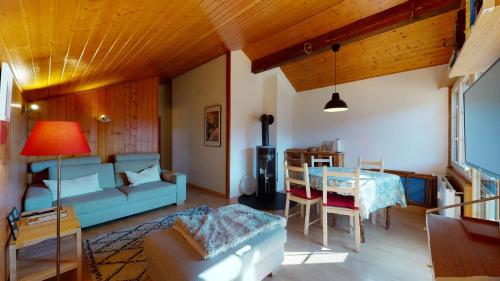  Beautiful apartment for 4 people with a splendid view of les Dents du Midi, Pension in Champoussin