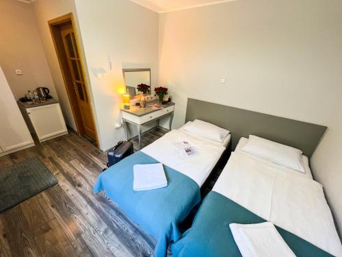 Twin Room image 10