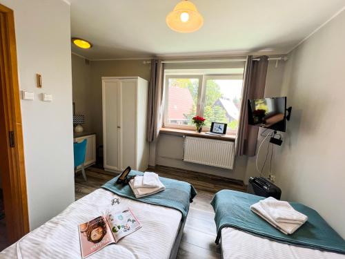Twin Room image 9