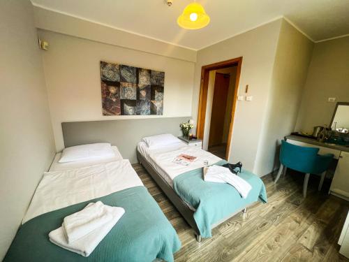 Twin Room image 5