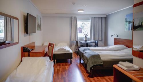 2 double beds, 1 twin bed