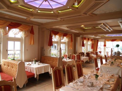 餐廳, 佐姆維根斯汀酒店 (Hotel Zum weißen Stein) in 科爾臣/基格
