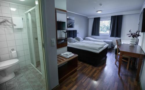 1 double bed, 2 twin beds