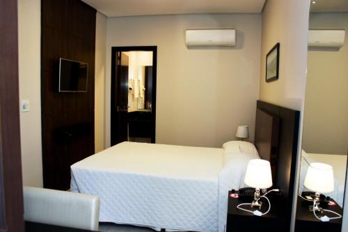 377796415 Blue Hill Hotel