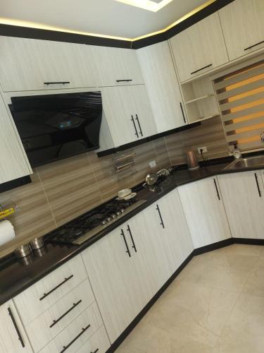 Cocina,  de 280 m² en Al Rama, con 3 habitación(es) y 2 baño(s) privado(s) (Villa jana chalet) in Al Rama