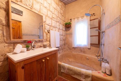 Hemdatya Stone Suites In The Galilee