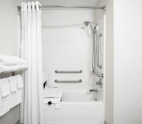 Standard King Room with Mobility Accessible Tub