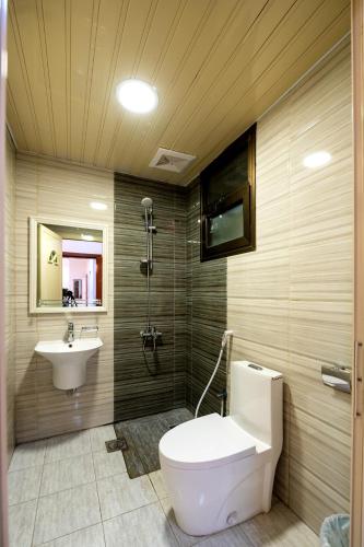 Bathroom, شقق الزهور السكنية Zuhoor residence in Az Zuhur