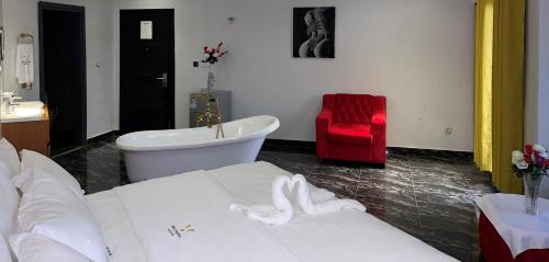 King Suite with Spa Bath image 10