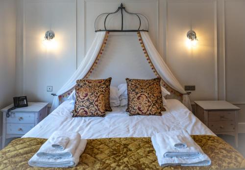 1 king bed, 2 sofa beds