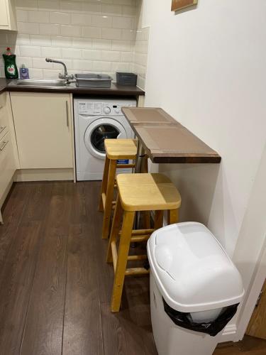 Modern, Quiet, Sleeps 8, Parking, Anfield, Beatles, Docks, Liverpool, Liverpool (photo 5)