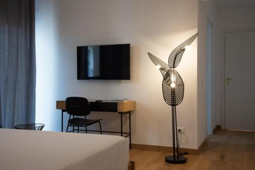 Deluxe King Room image 6