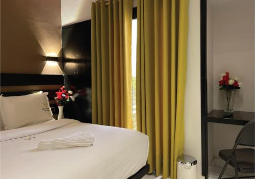 Standard Queen Room image 10