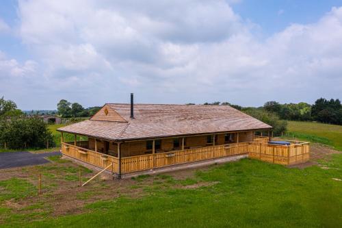 Luxury Log Cabin with a Hot Tub in Tenterden