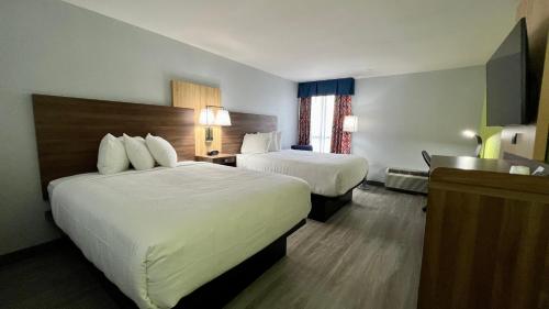 Queen Room with Two Queen Beds and Walk-In Shower - Mobility Accessible/Non-Smoking