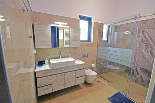 3 bedrooms, 4 beds