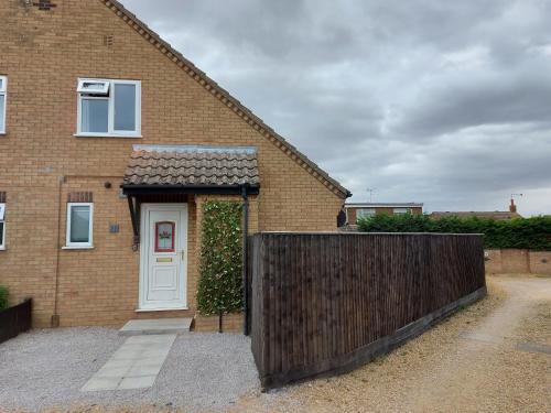 1 Bedroom House with Garden and off road private parking 2