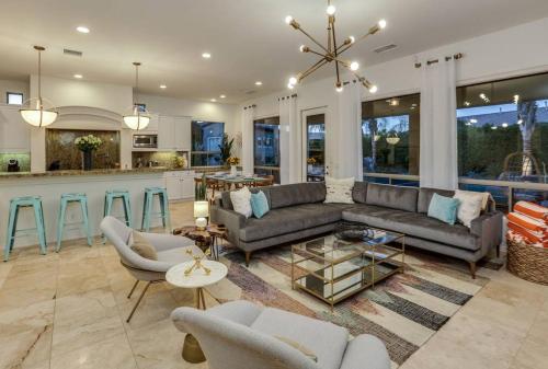 Clubhouse - Modern Villa w Pool, Fire Pit & Putting Green in Indio, USA