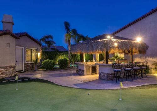 Clubhouse - Modern Villa w Pool, Fire Pit & Putting Green in Indio, USA
