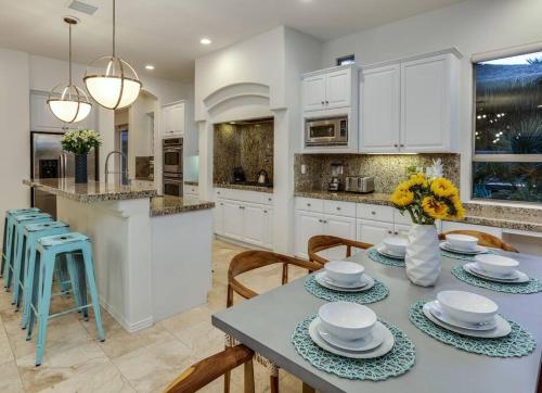 Clubhouse - Modern Villa w Pool, Fire Pit & Putting Green in Indio, USA