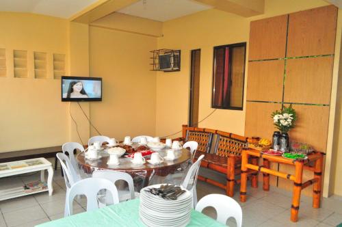 Shared lounge/TV area, Haus Of Tubo Travellers Inn in Matina Aplaya