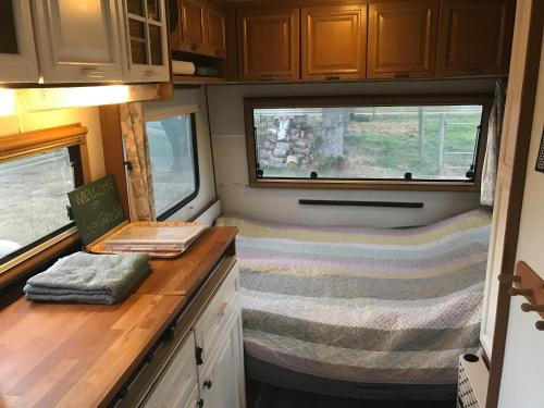 SIMPLE LIVING - Beds 190 cm - Dogs welcome on request - CARAVAN - COSY FARM BnB 3
