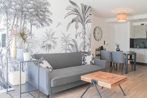 Tropical Apartment - fur Freunde & Familien, stadtnah, Parkplatz, E-Ladestation, Gitterbox fur Fahrr 333m von Comeniusstraße entfernt
