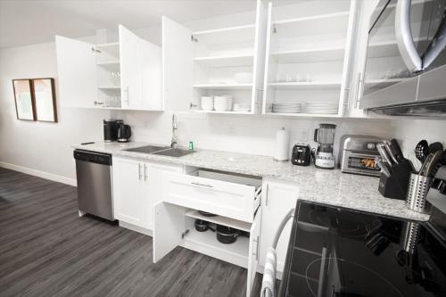 Modern 3BR unit on Jessie Ave with insuite laundry